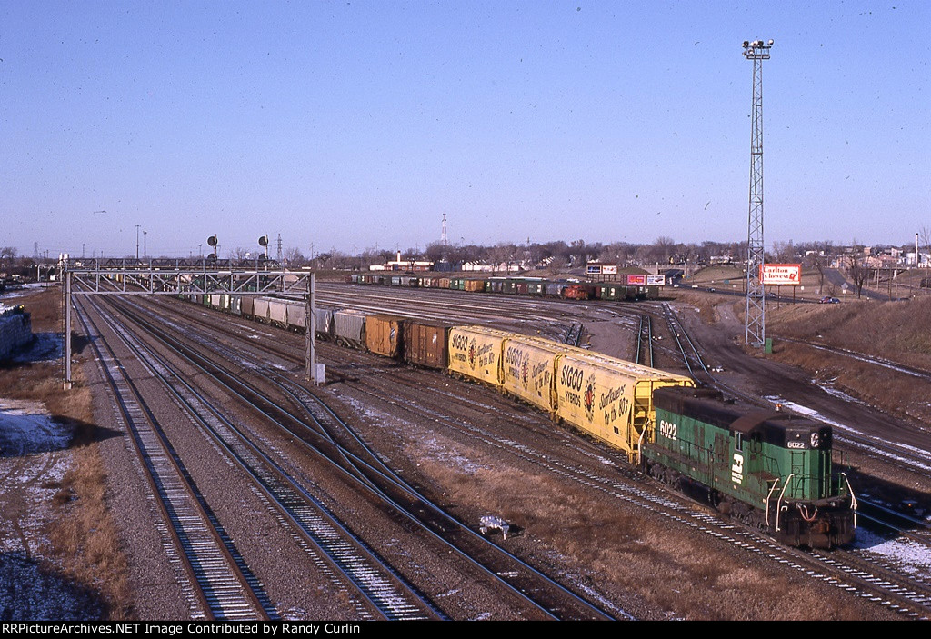 BN 6022 switching SIGCO covered hoppers